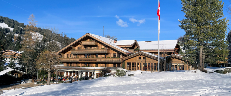 maison-hornberg-gstaad-saanenmoeser-blog-news-winter-hotel-fassade-0629-2023