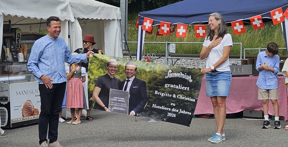 Ein Banner als Anerkennung von Saanenmöser für die Hoteliers des Jahres