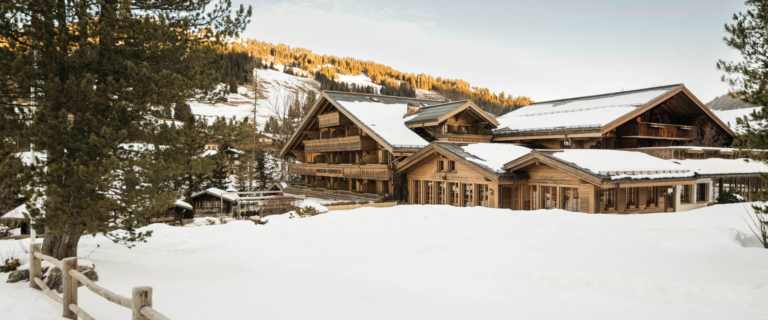 Foto zeigt das Hotel MAISON HORNBERG in Winterlandschaft