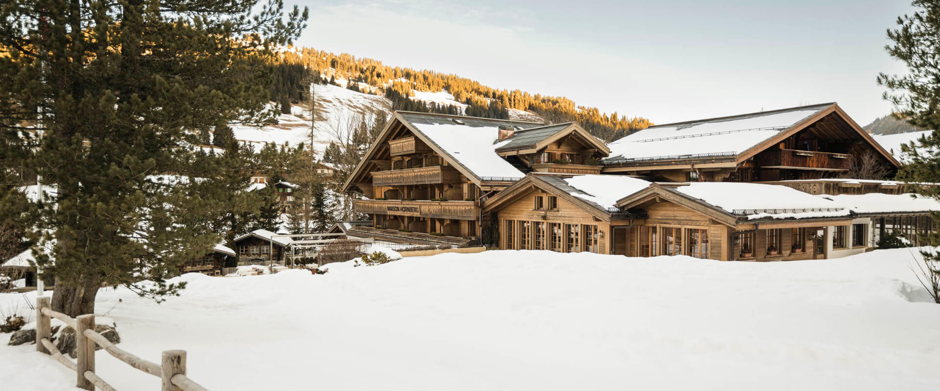 Foto zeigt das Hotel MAISON HORNBERG in Winterlandschaft